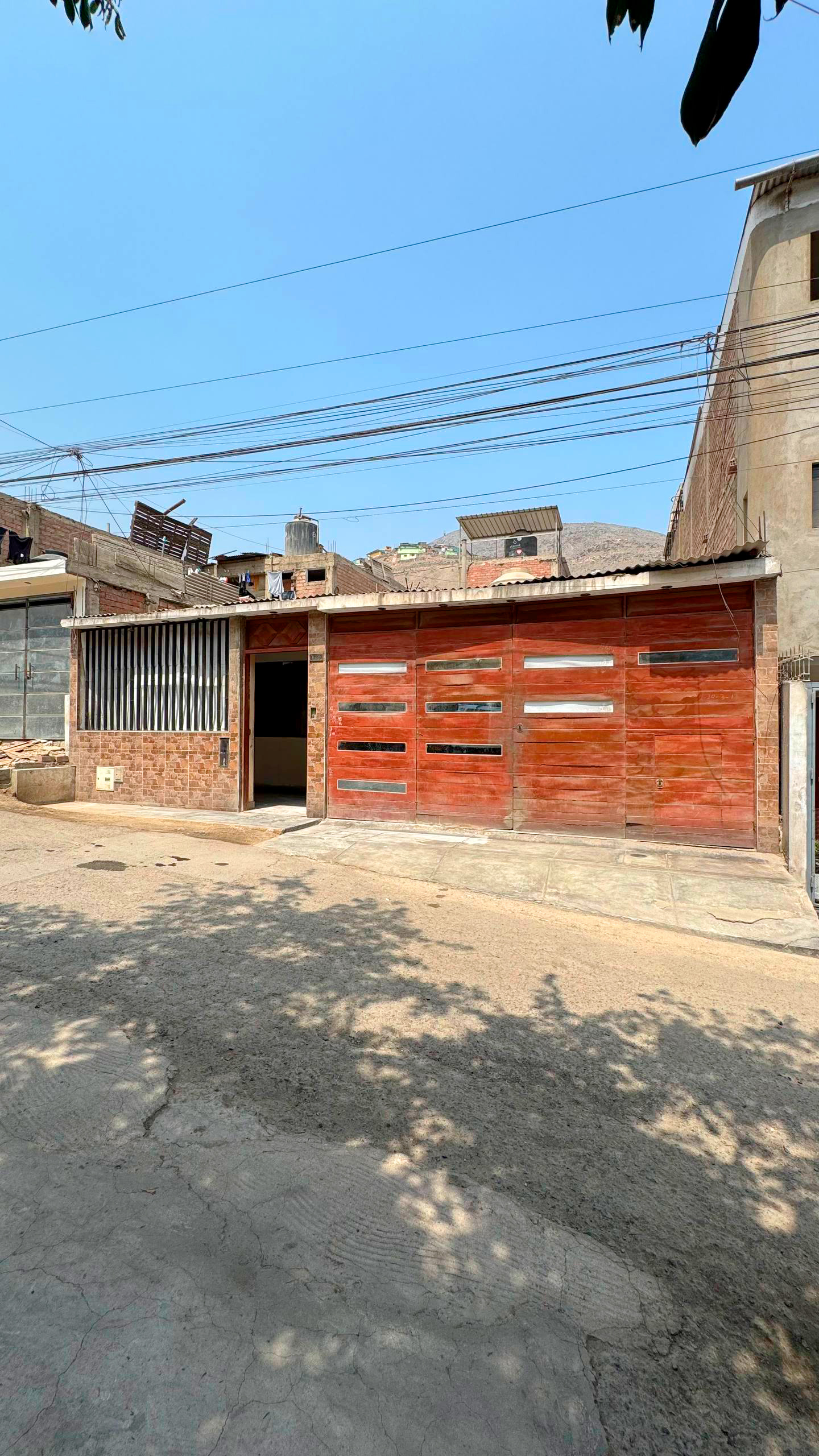 SE VENDE CASA A PRECIO DE TERRENO EN COLLIQUE 4TA ZONA, COMAS
