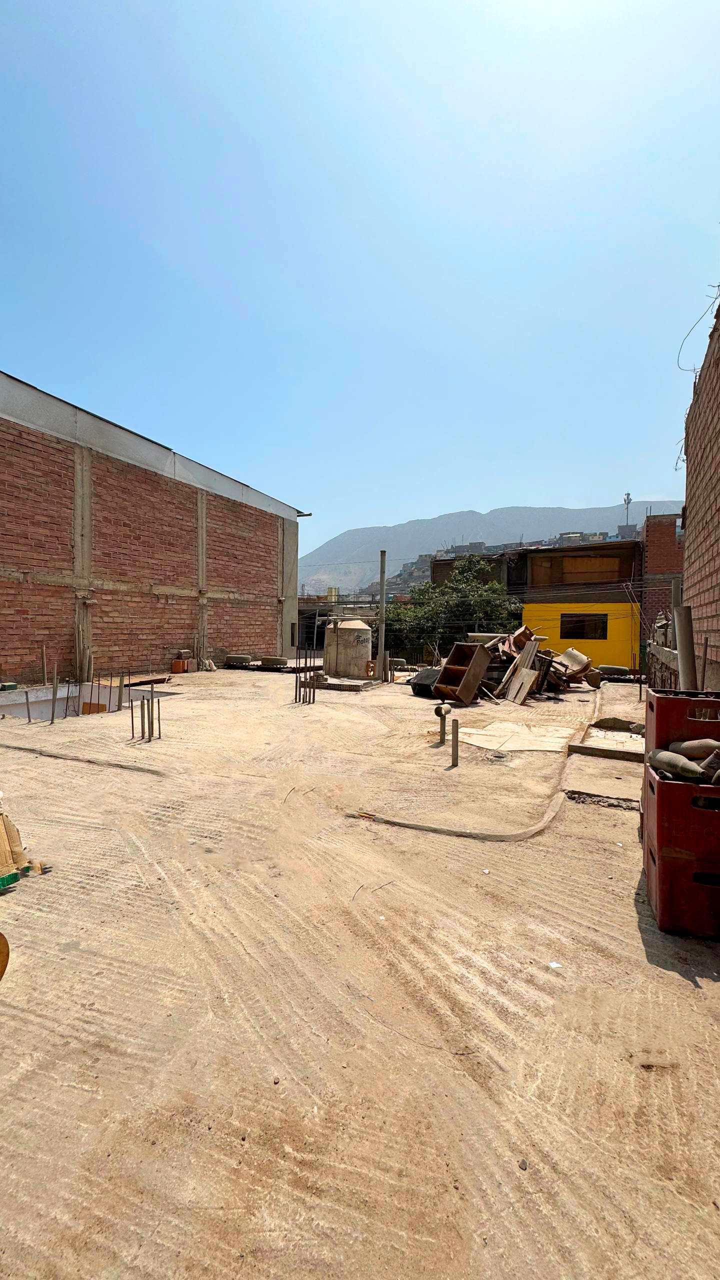 SE VENDE CASA A PRECIO DE TERRENO EN COLLIQUE 4TA ZONA, COMAS