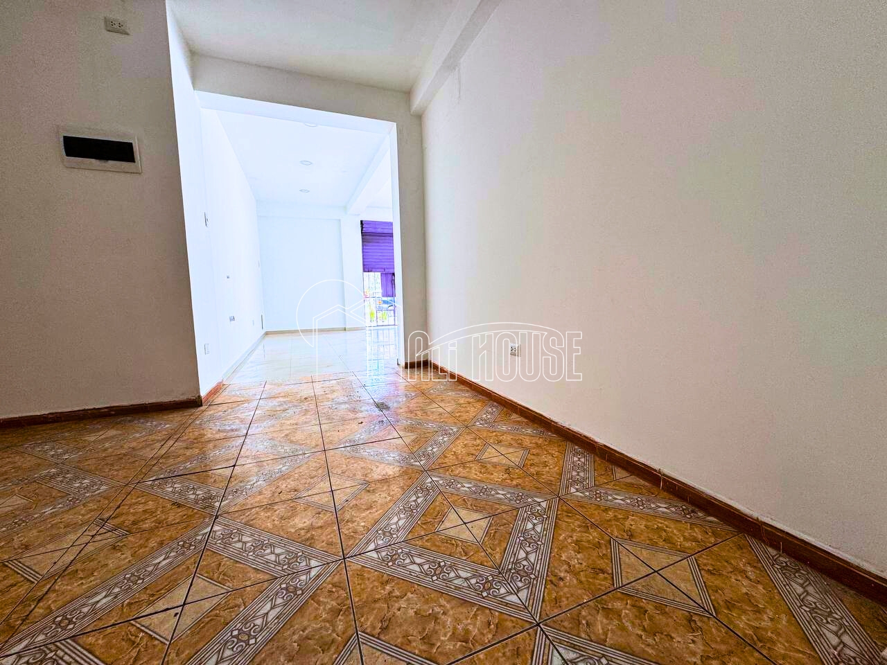 SE ALQUILA LOCAL COMERCIAL EN ESQUINA EN COMAS